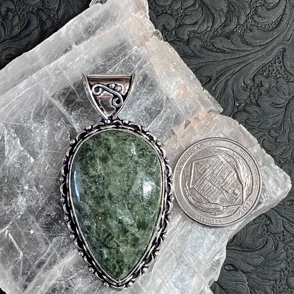 Flashy Green Tourmaline Pendant Crystal Stone Jewelry - Picture 6 of 6
